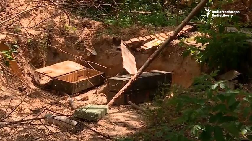 Video dalšího masového hrobu u Buči. Mučili je a popravili, říká policie